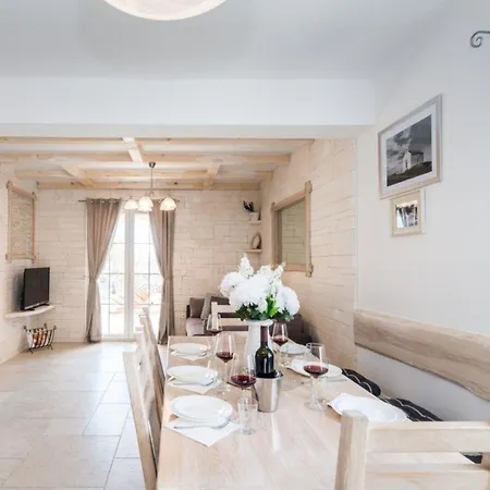 Wunderschones Ferienhaus In Privlaka Mit Grosser Terrasse Hébergement de vacances