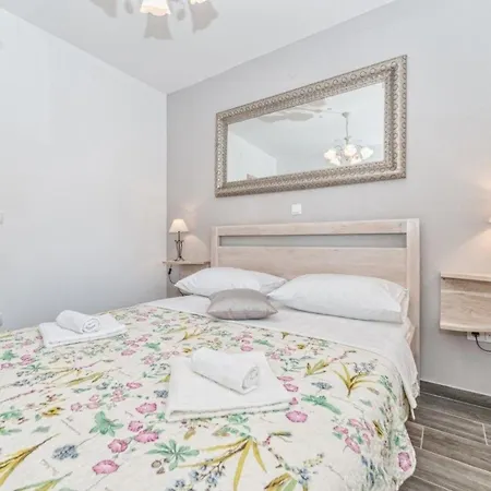 Wunderschones Ferienhaus In Privlaka Mit Grosser Terrasse Hébergement de vacances