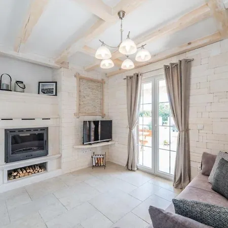 Wunderschones Ferienhaus In Privlaka Mit Grosser Terrasse *