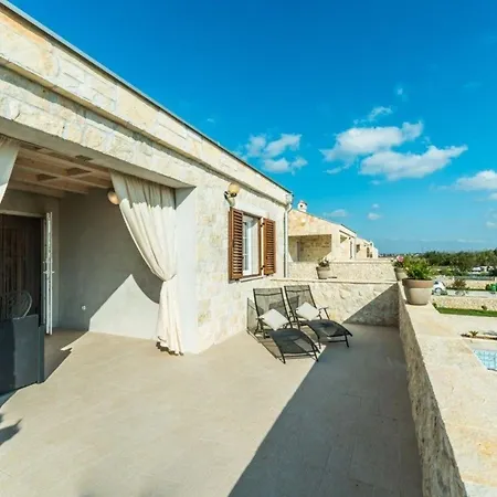 Wunderschones Ferienhaus In Privlaka Mit Grosser Terrasse Hébergement de vacances