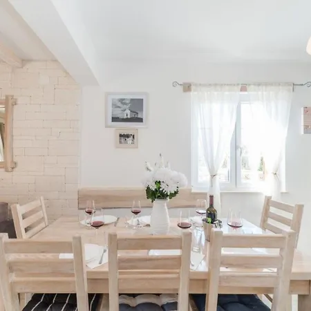 Wunderschones Ferienhaus In Privlaka Mit Grosser Terrasse *