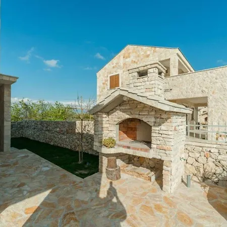 Wunderschones Ferienhaus In Privlaka Mit Grosser Terrasse *