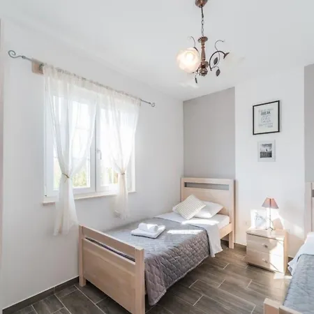 Wunderschones Ferienhaus In Privlaka Mit Grosser Terrasse Hébergement de vacances